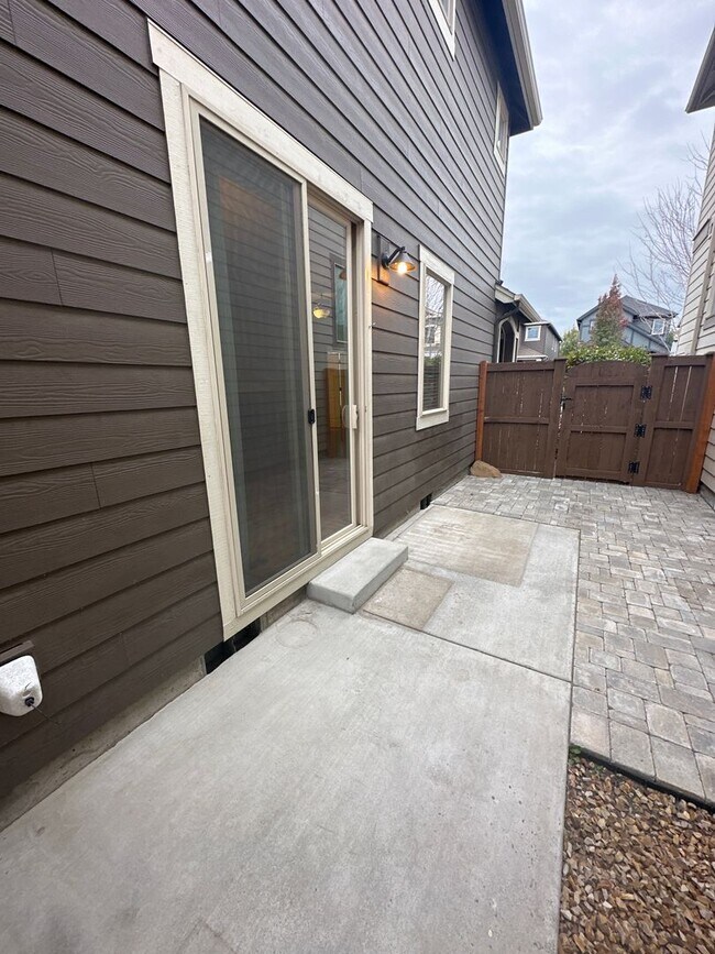 Building Photo - NE 3 Bdrm, 2.5 Bath 1450 sq ft House w/AC and Gas Heat,  All Appliances, Dbl Garage