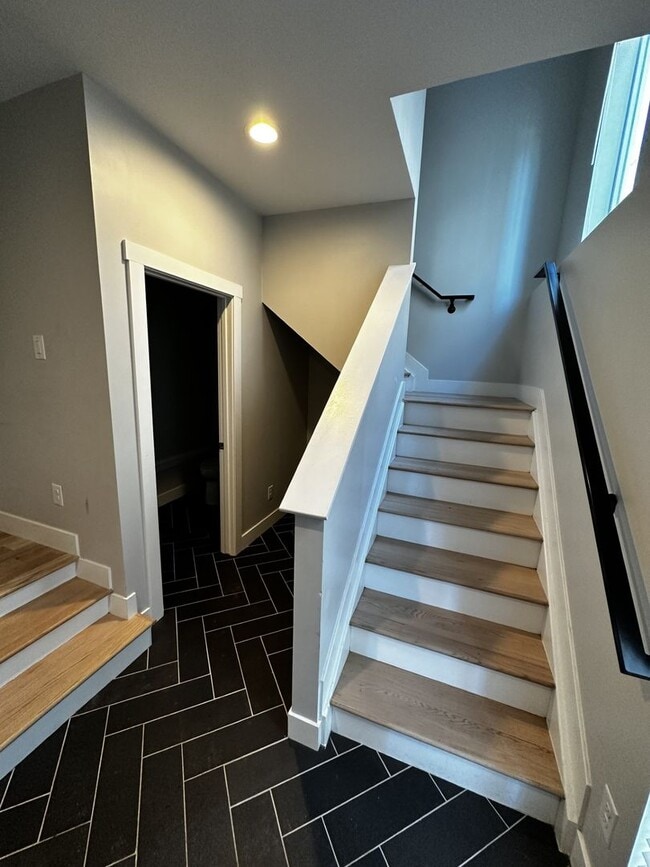 Building Photo - Available Early March!!  Bright and light with fantastic Views!!