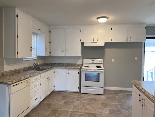 Building Photo - 3 Bed, 2 Bath Corner Lot in Tulsa!