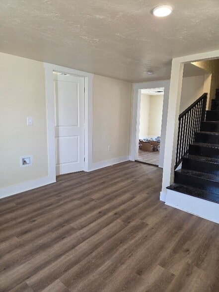 Building Photo - 415 W Oakland St