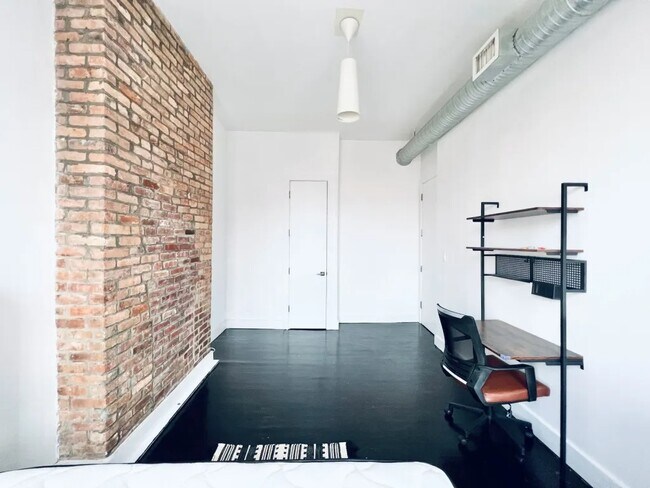 Building Photo - Furnished room/NOT APARTMENT