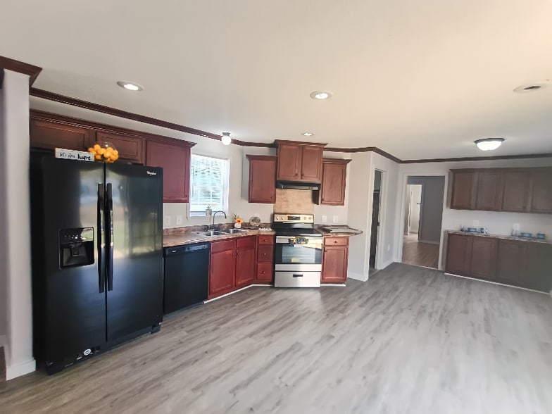 Primary Photo - 92 Deerwood Park