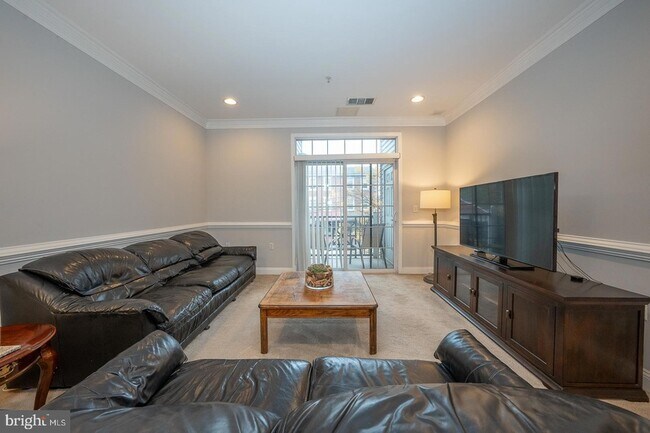 Building Photo - 300 W Elm St