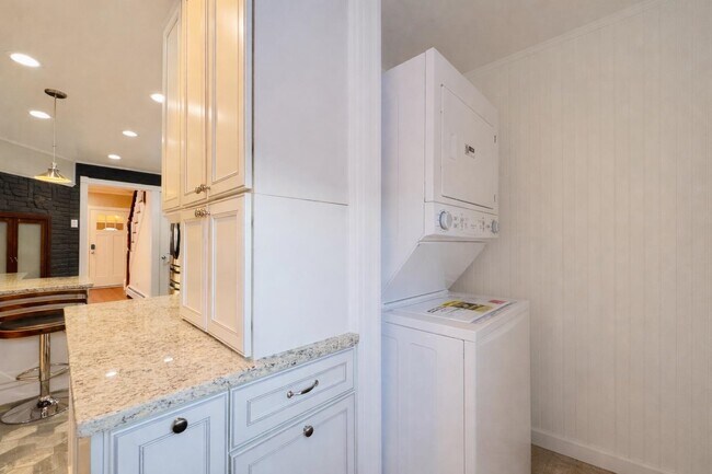 Building Photo - 16 W 51st St