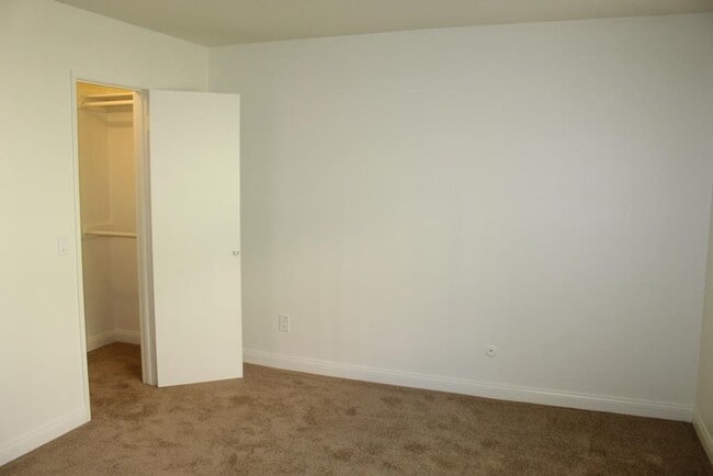 Building Photo - VIA261