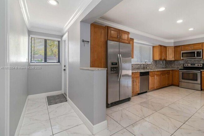 Building Photo - 913 SW 49th Ave