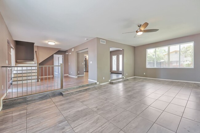 Building Photo - Large 6 Bedroom near Broadway & Rural!  POOL WITH SWIM UP BAR!