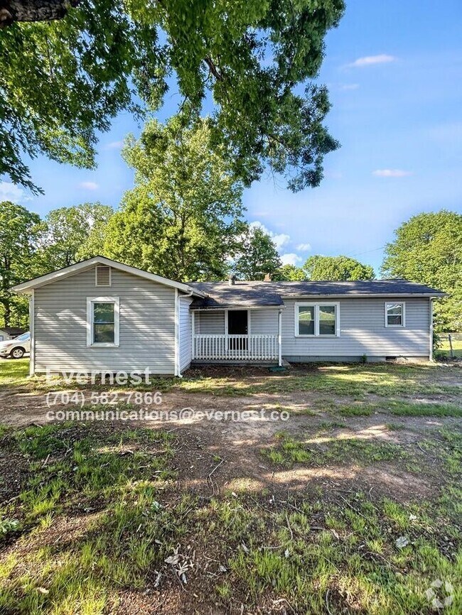 Building Photo - Lovely 3-Bedroom Home with Fenced Yard and...