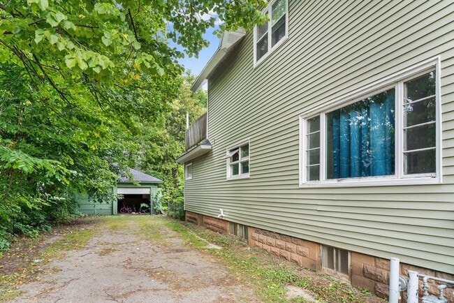Building Photo - Inviting, Sunroom, Garage. PETS WELCOME