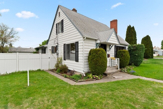 Building Photo - 2521 W Sanson Ave
