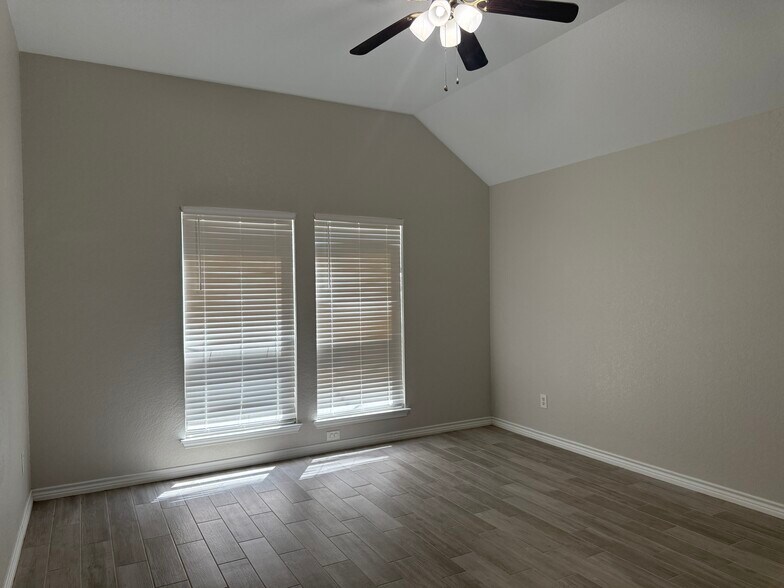 Building Photo - 1123 Neuberry Cliffe
