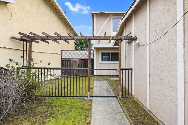 Building Photo - 995 Matthew Ct