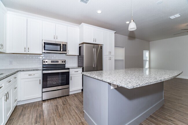 Building Photo - BEAUTIFUL PALLATIUM VILLAS 2-BEDROOM