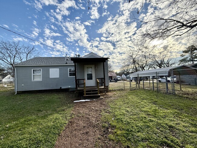 Building Photo - 709 11th Ave NW