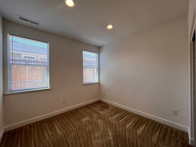 Building Photo - Large 4 bedroom home located in Green Vall...