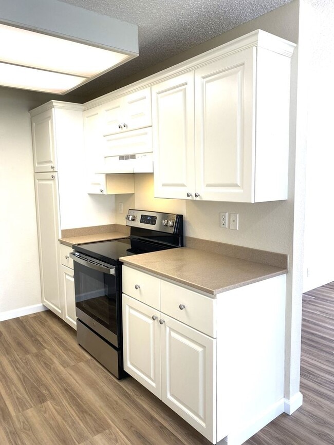 Building Photo - Royal Palm - Renovated two bedroom in Waip...
