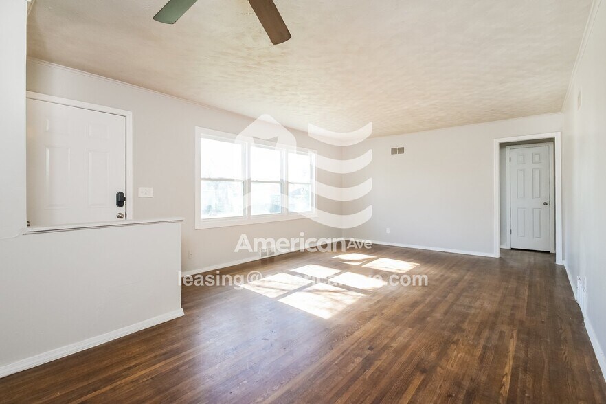 Building Photo - 725 E 42nd St N