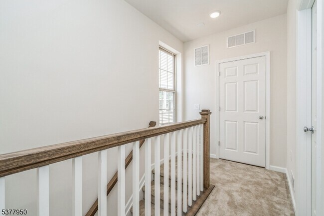 Building Photo - 27 S Davenport St
