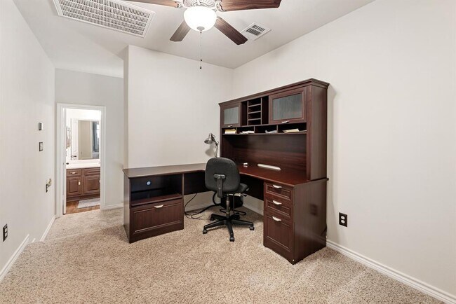 Building Photo - 1806 Lakeshore Cir