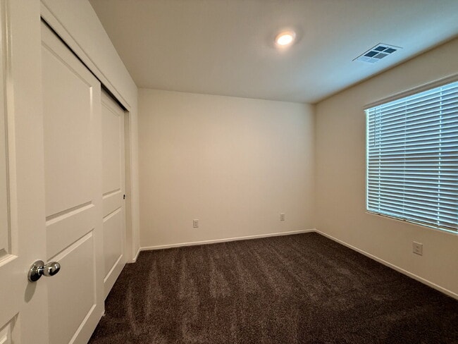 Building Photo - 3 BED 2.5 BATH 2 CAR GARAGE TOWNHOUSE W/ LOFT FOR RENT!!!