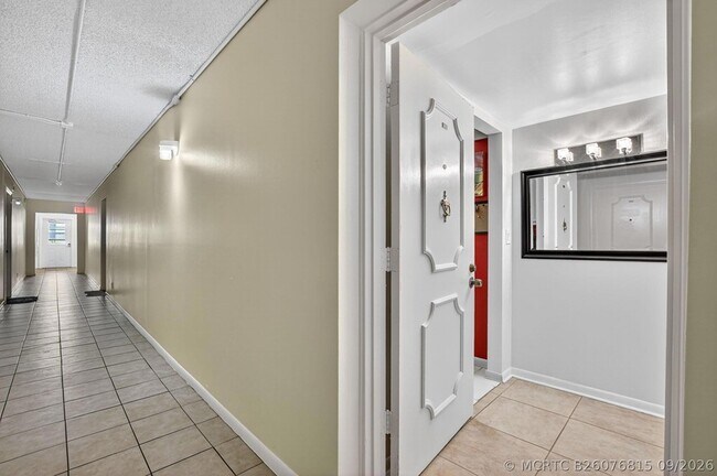 Building Photo - 555 SE 8th St