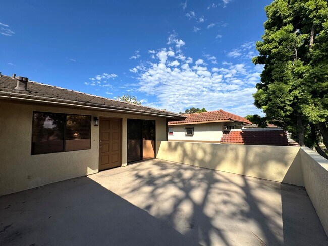 Building Photo - **MOVE-IN SPECIAL!** 2+1.75 Parkside Community Condo in Ventura