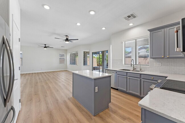 Building Photo - 18024 W Maui Ln