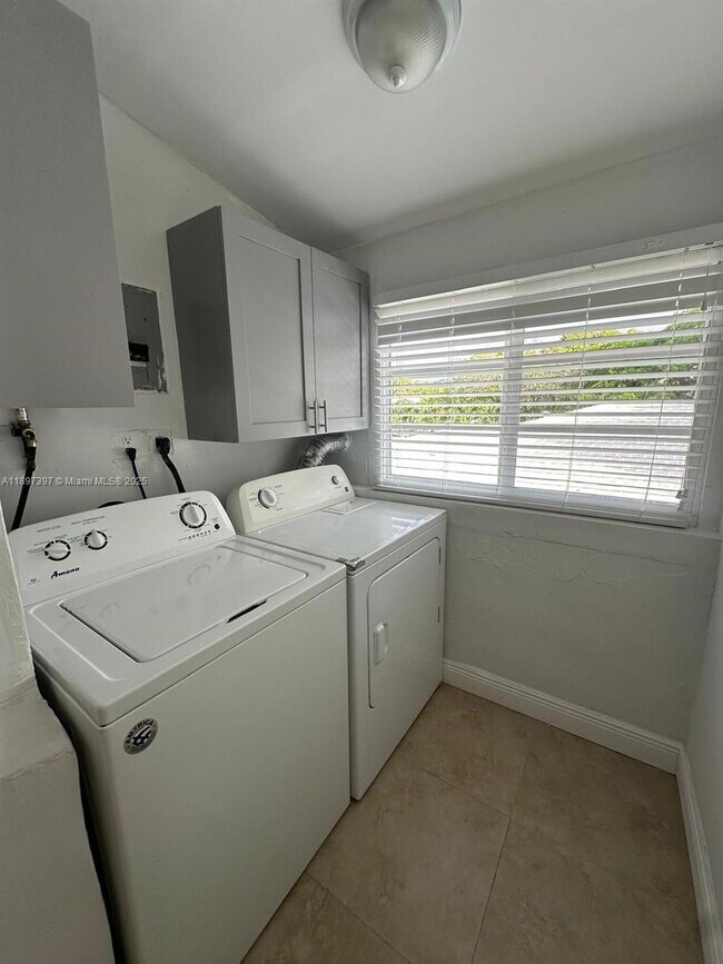 Building Photo - 3233 S Le Jeune Rd