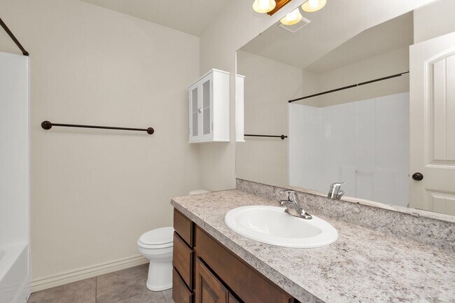 Building Photo - Beautiful 3 Bed, 2.5 Town Home in West Haven, Pet Friendly! Available NOW!