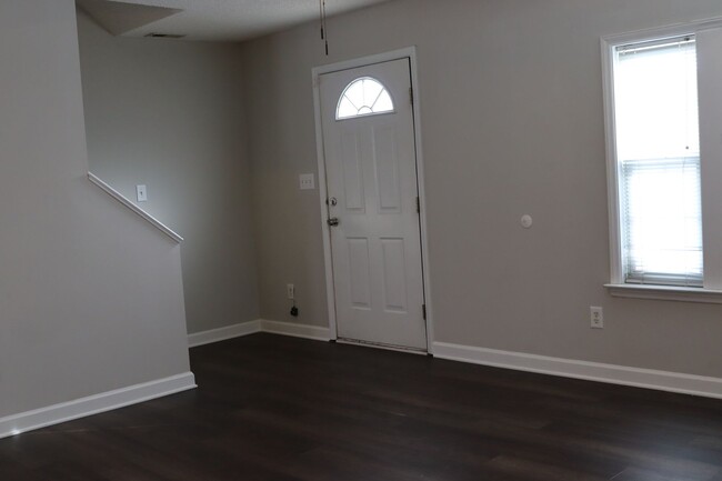 Building Photo - Rent Ready 2 Bed Suite Townhome, Private F...