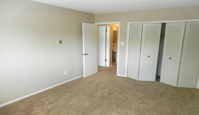 Building Photo - 4150 Monroe Dr