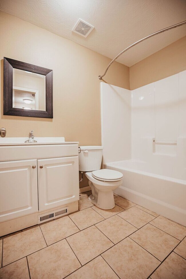 Building Photo - 512 S Main Ave