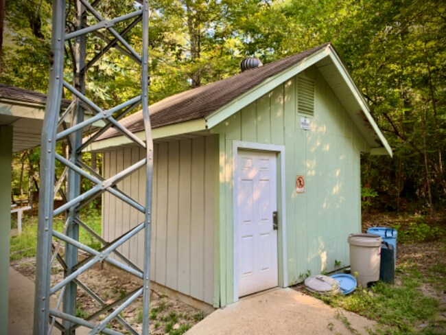 Building Photo - 628 Marion Dr N