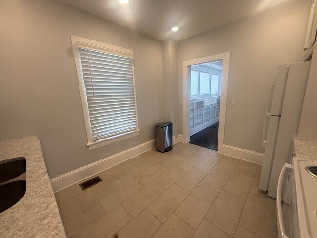 Building Photo - Beautifully updated 3 bedroom 3 bathroom home
