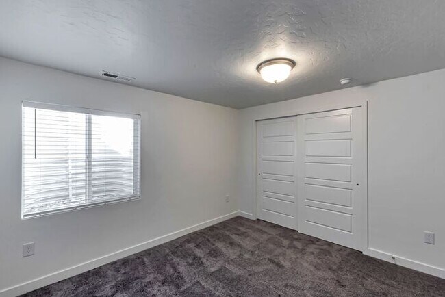 Building Photo - Lehi Row End Townhouse w 2 car attached garage!