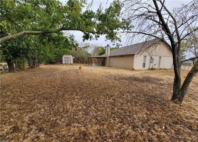 Building Photo - Upgraded 3 bedroom 2 bathroom home!  HOUSING ACCEPTED!