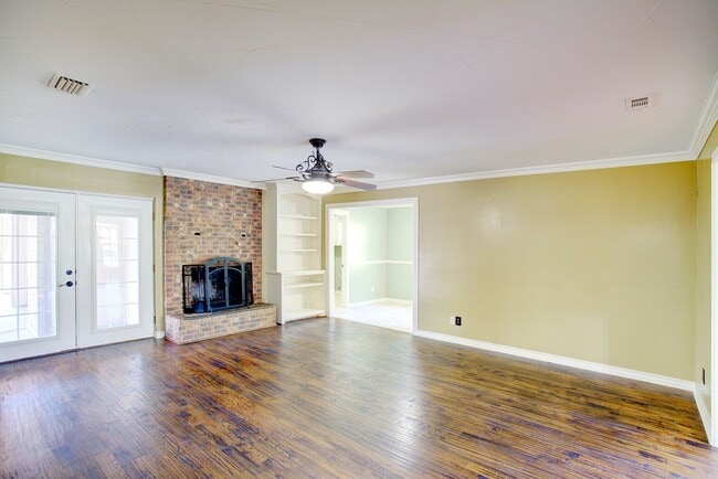 Building Photo - Available August 1st | 4 Bedroom Home with...