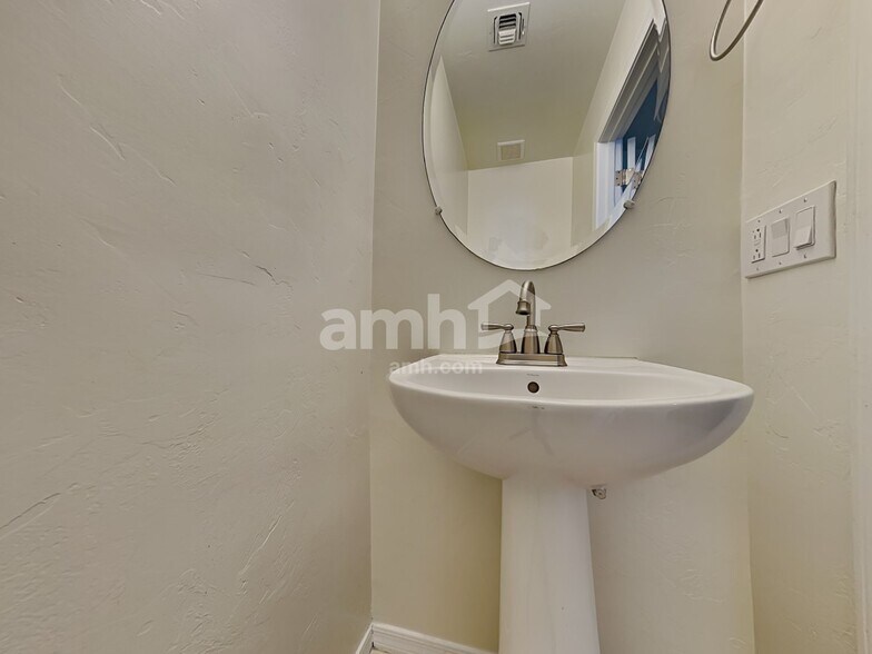 Building Photo - 786 W Cholla Crest Dr