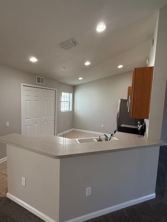 Building Photo - 3BR 2BA w/ Screened Patio + Pool/Gym Access in Gated Villa Serena