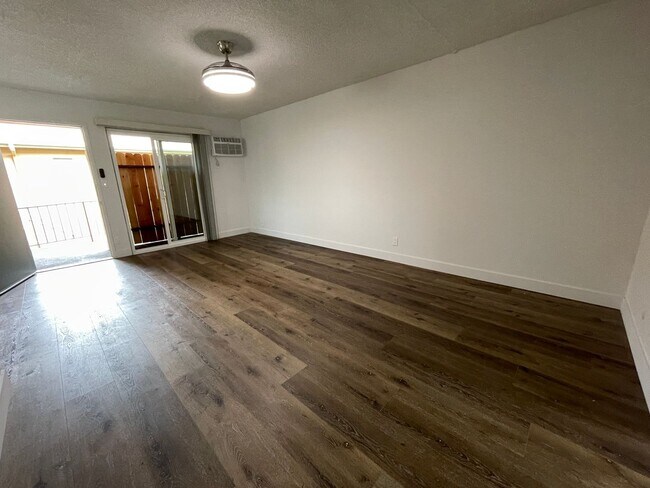 Interior Photo - 20353 Saticoy St