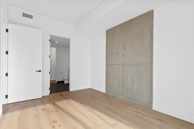 Building Photo - 610 Davis St