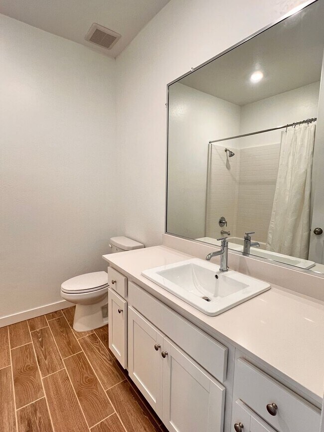 Building Photo - Northwest Bakersfield