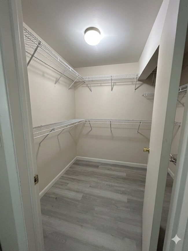 Building Photo - 42 Tennyson Dr