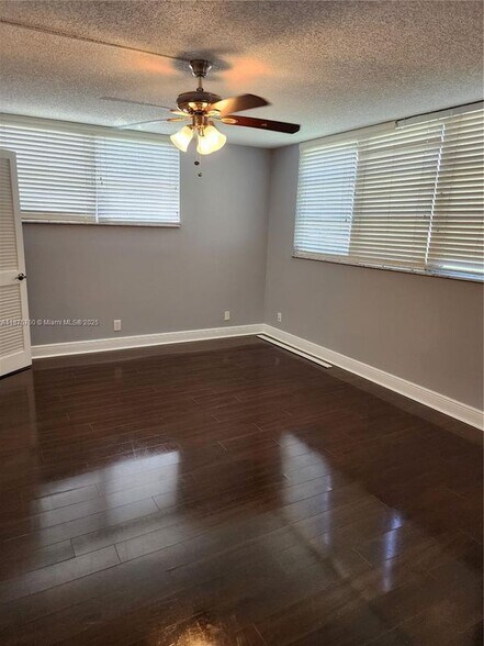 Building Photo - 681 S Hollybrook Dr