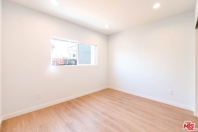 Building Photo - 758 1/2 N Ridgewood Pl