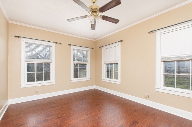 Building Photo - Spacious 4 Bed / 2 Bath Home with Garage & Fenced Backyard in Central Temple