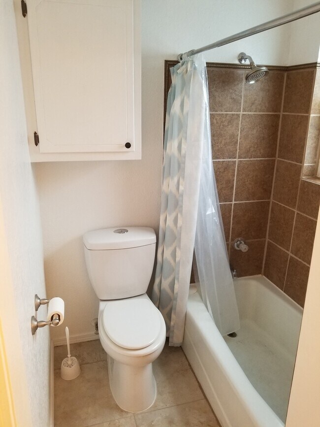 Building Photo - Updated 3 Bed 1 Bath House