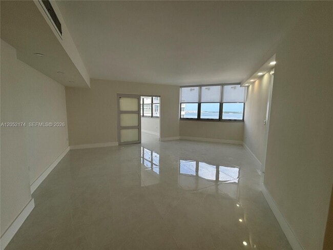 Building Photo - 999 Brickell Bay Dr