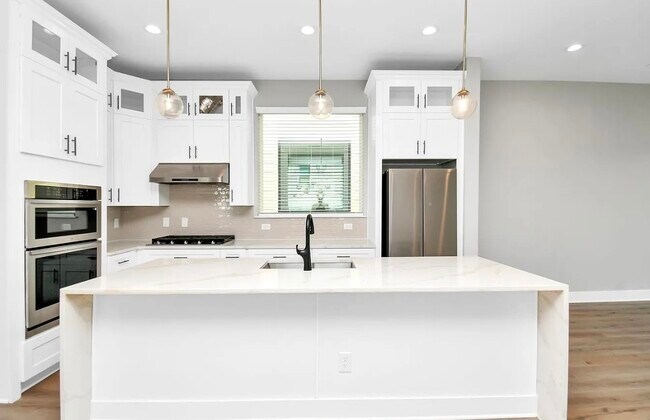Building Photo - 410 E 41st St
