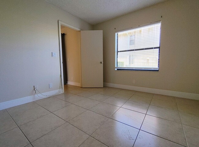 Building Photo - 6736 Palmetto Cir S